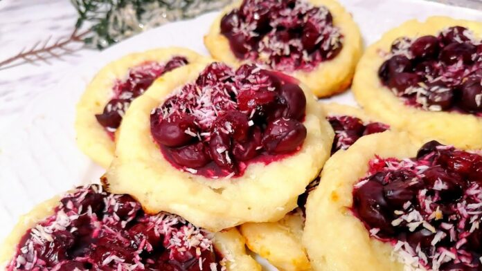 Рецепт смачної ватрушки з вишнями: пишне тісто і соковита начинка