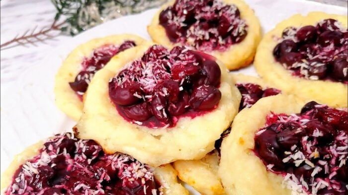 Рецепт смачної ватрушки з вишнями: пишне тісто і соковита начинка