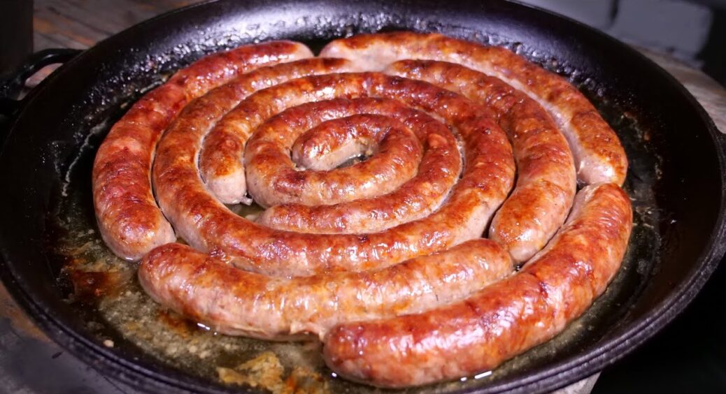 17 метрів ковбаси за 15 хвилин: свекруха навчила робити домашні ковбаски швидко та дуже смачно 