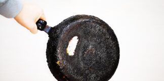 Спеціалісти назвали секретний засіб для очищення нагару зі сковорідки