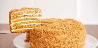 Кондитер розповів, як приготувати медовик на сковорідці