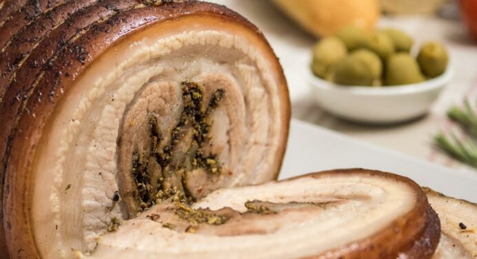 “Італійська поркета” – рецепт ніжної та ароматної свинячої грудинки зі спеціями: випитала у відомого кухаря 