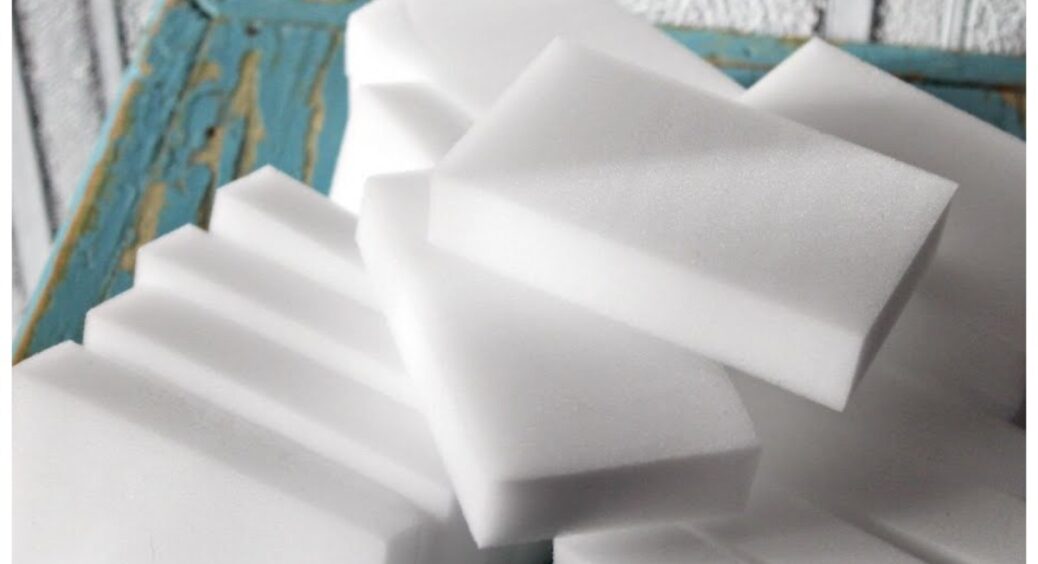 Меламінова губка замість дорогої хімії: змочила 1 кутик водою – і застарілий наліт на крані зник за хвилину 