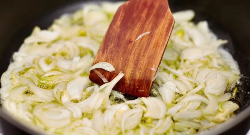 Додайте соду в цибулю – і точно здивуєтесь результату: так роблять тільки ті господині, що розгадали життя 