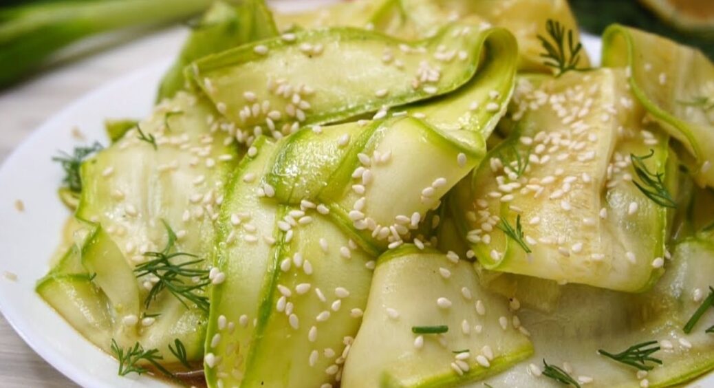 Такі кабачки ми їмо просто ложками: настільки смачно, що виделочка не підходить. Рецепт весняної закуски 