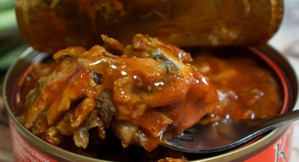 Кілька в томатному соусі та 2 яйця: салат “Гості у захваті” готую швидко, а потім відпочиваю та дивлюсь кіно 