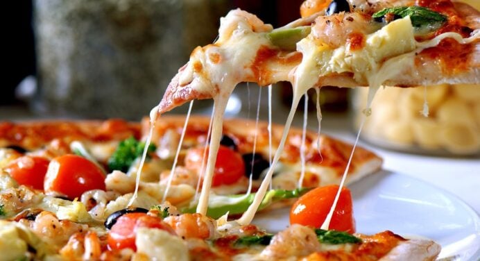 Рецепт кефірної піци, який підкорить серце навіть справжнього італійця: ідеальна страва для вечері та обіду 