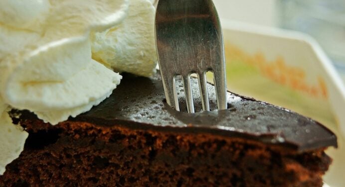 Поєднання просто “Вау!”: спекла торт із грушею за цим швидким рецептом та приголомшила гостей. З’їли все 
