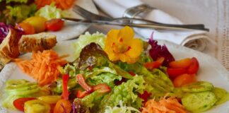 Кухар розповів, як за пару хвилин приготувати салат з перців і томатів