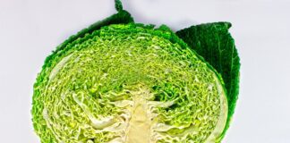 Чому капуста тріскається на городі