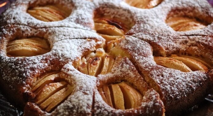Смак на мільйон! Приготувала цей яблучний пиріг із корицею та мускатним горіхом і здивувала рідню. Рецепт 