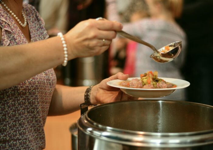 Експерти розповіли, що можна зробити у випадку, якщо ви пересолили суп – поради від кулінарів