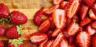 Ця підкормка — просто золото: городник розповів, чим підживити ягоду