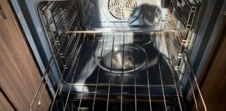 Експерти розповіли, як легко і швидко очистити духовку від бруду