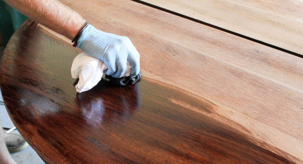 Додала 1 ложку на 0,5 літрів води і мої меблі блищать, як після клінінгу: рецепт дієвого мийного засобу 