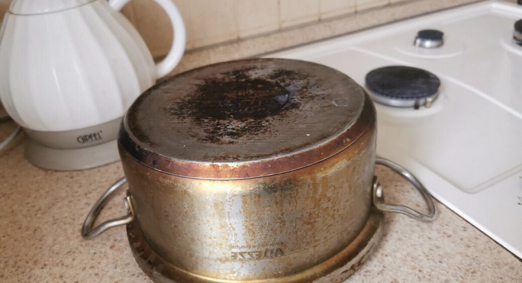 Беру 1 “штучку” – і видаляю липкий жир з посуду за 30 секунд: безкоштовно, швидко і без хімії 