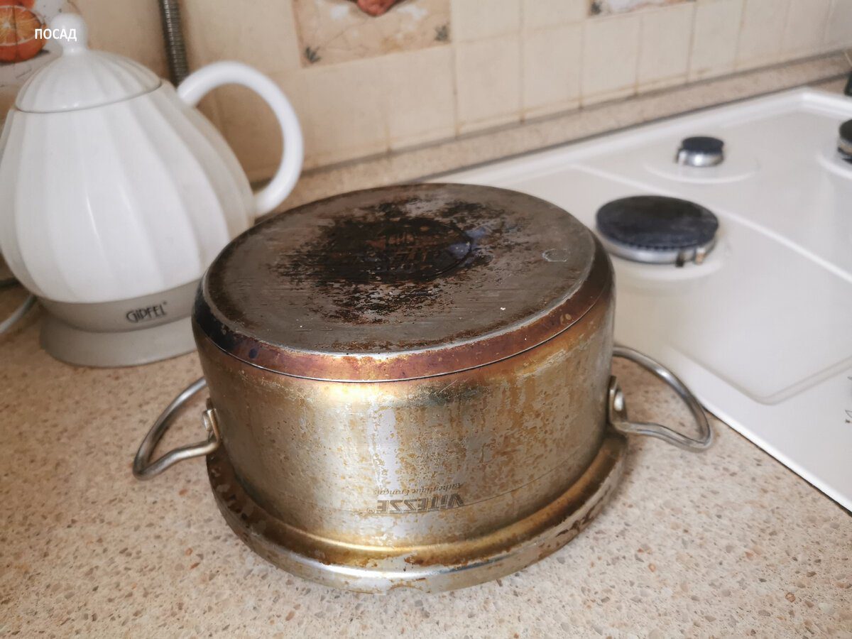 Господині розповіли, як прибрати жир з каструль без миючого засобу