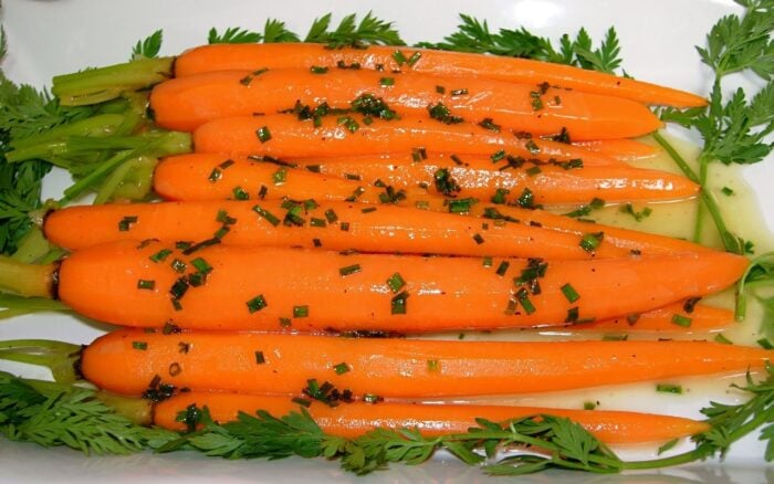 Експерти з кулінарії розповіли, як приготувати моркву вдома для салатів і закусок