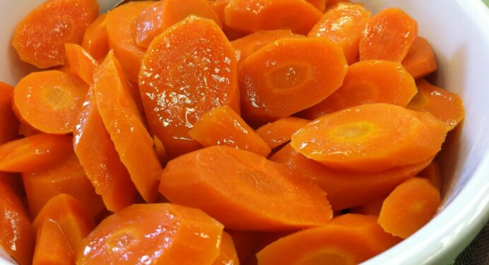 Більше не варю моркву на салати: знайомий кулінар розповів, як вони у ресторані готують коренеплід для страв 
