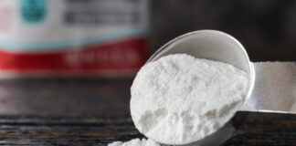 Так ось навіщо висипати соду на волосся: ідеальний лайфхак для чистоти зачіски без світла та води