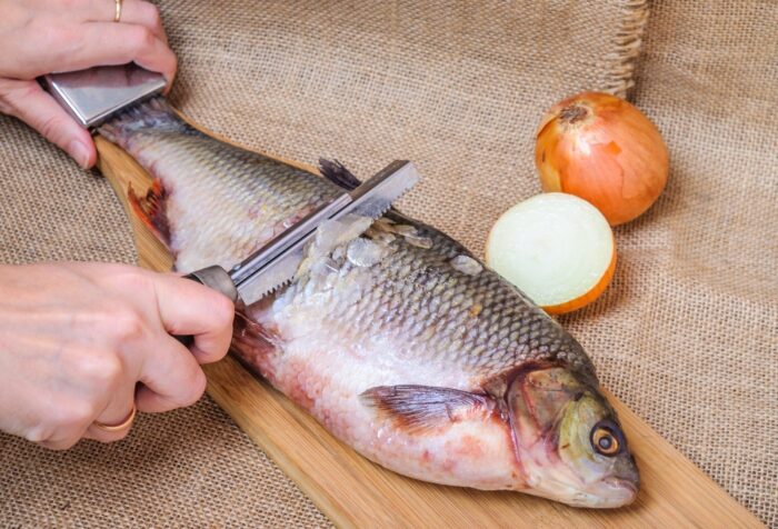 Експерти розповіли, як швидко очистити рибу від луски так, аби кухня залишилась чистою