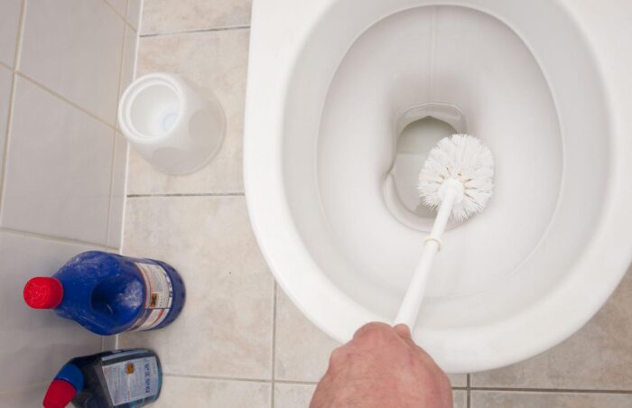 Експерти розповіли, як очистити унітаз від нальоту простим домашнім засобом для миття