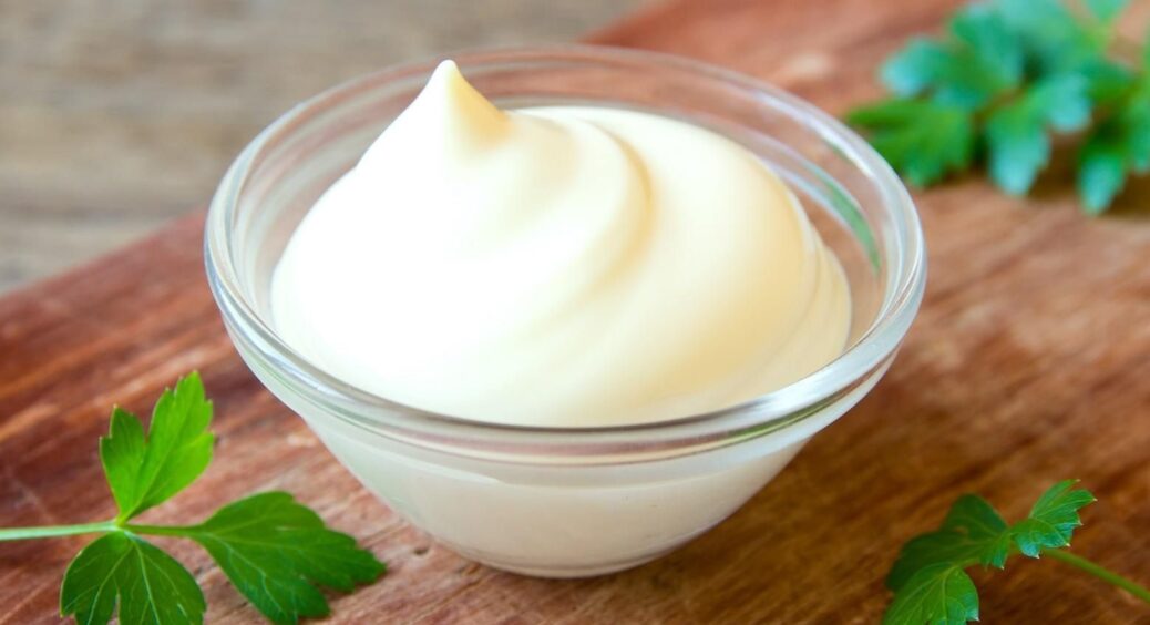 Супер-швидкий рецепт домашнього майонезу: тепер годую чоловіка соусом без консервантів. Смачно і корисно 