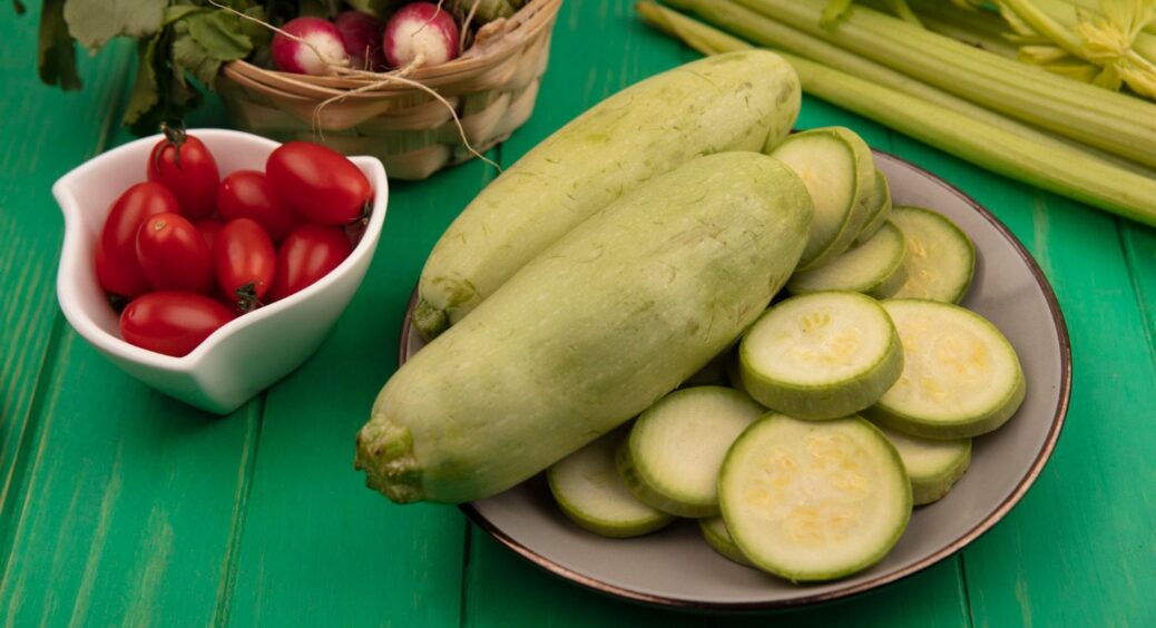 Кабачки завалять врожаєм, якщо використовувати цю білу диво-підкормку: завжди не вистачає мішків і відер 