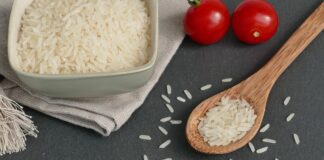 Господині показали процес приготування рису із грибами 