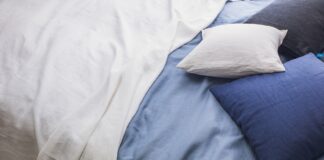 Господині розповіли, через яку помилку навіть після прання постіль неприємно пахне 