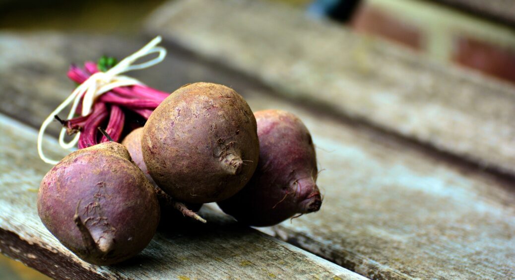 Головне, щоб не було пізно: дізналася про сприятливі дні для висадки буряків у відкритий ґрунт в 2024 році 