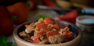 Кухар розповів, як смачно приготувати курячі сердечка і пупки