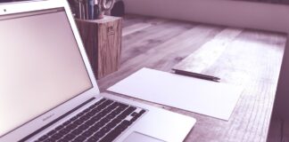 Експерти розповіли, як швидко очистити ноутбук скотчем