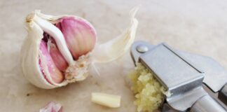 Як позбутись від запаху часнику