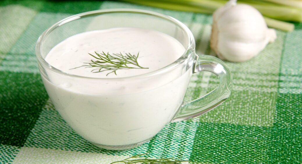 Ось для чого банку зі сметаною потрібно завжди зберігати догори ногами: господиня розкрила геніальний секрет 