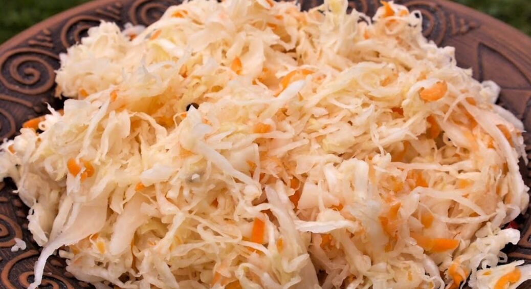 Найсмачніша квашена капуста без клопоту та банок: покроковий рецепт апетитної домашньої закуски за 5 хвилин 