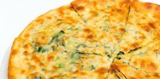 Кухар розповів, як миттєво приготувати пиріг з лаваша