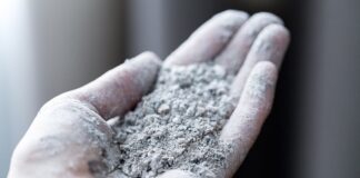 Городник розповів, чому перед удобренням золу важливо гасити оцтом