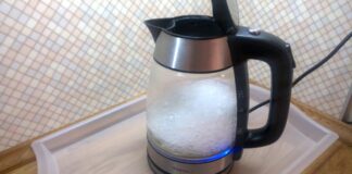 Експерти назвали універсальний засіб, який видаляє нальот з чайника