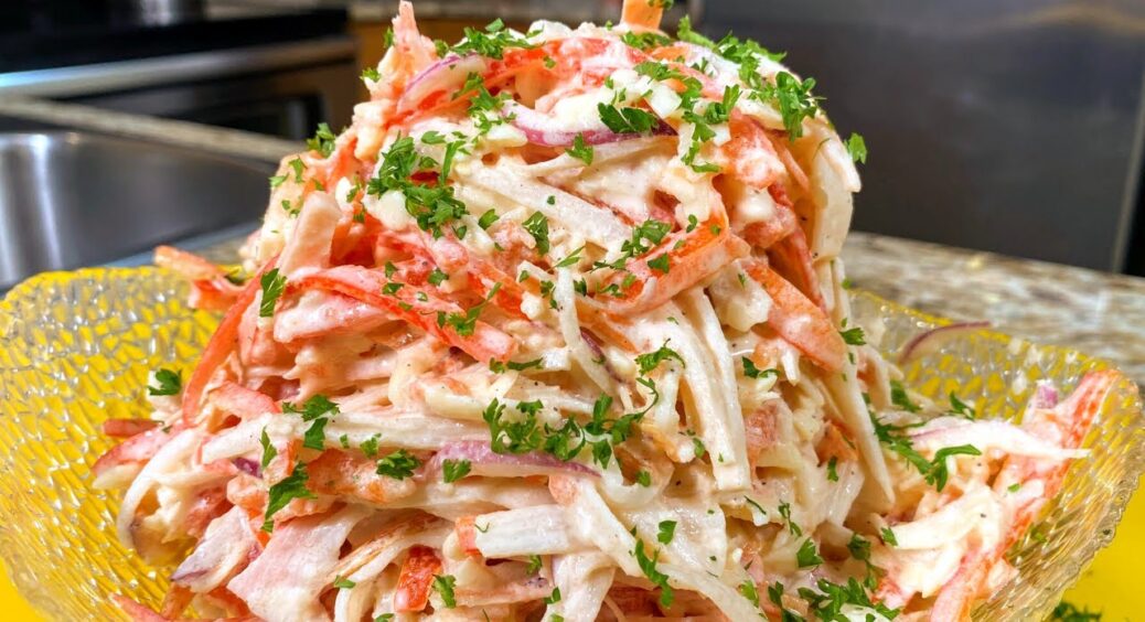 Поклала випадково у крабовий салат помідори і виявилося недарма: новий рецепт улюбленої бюджетної страви 