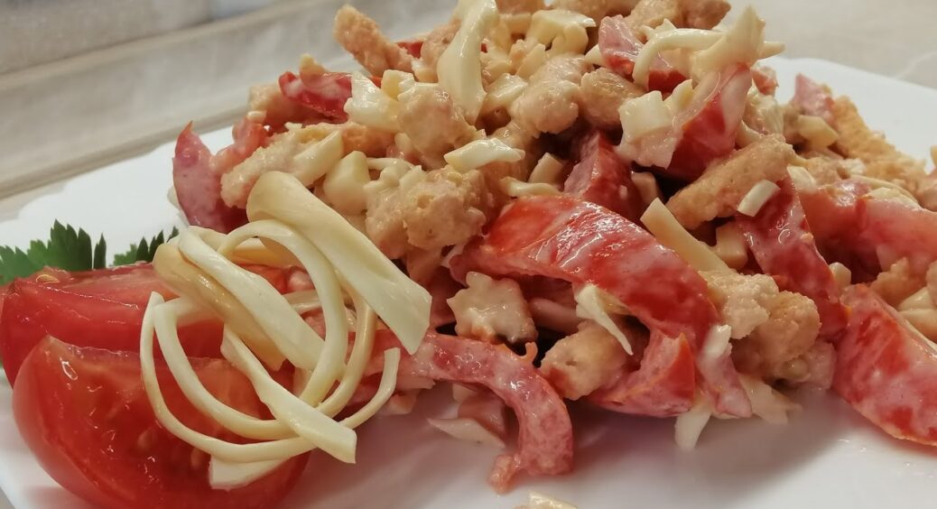 Не втомлююсь його готувати: пікантний салат з помідорами, сиром і секретною добавкою. Як в Азії, але вдома 