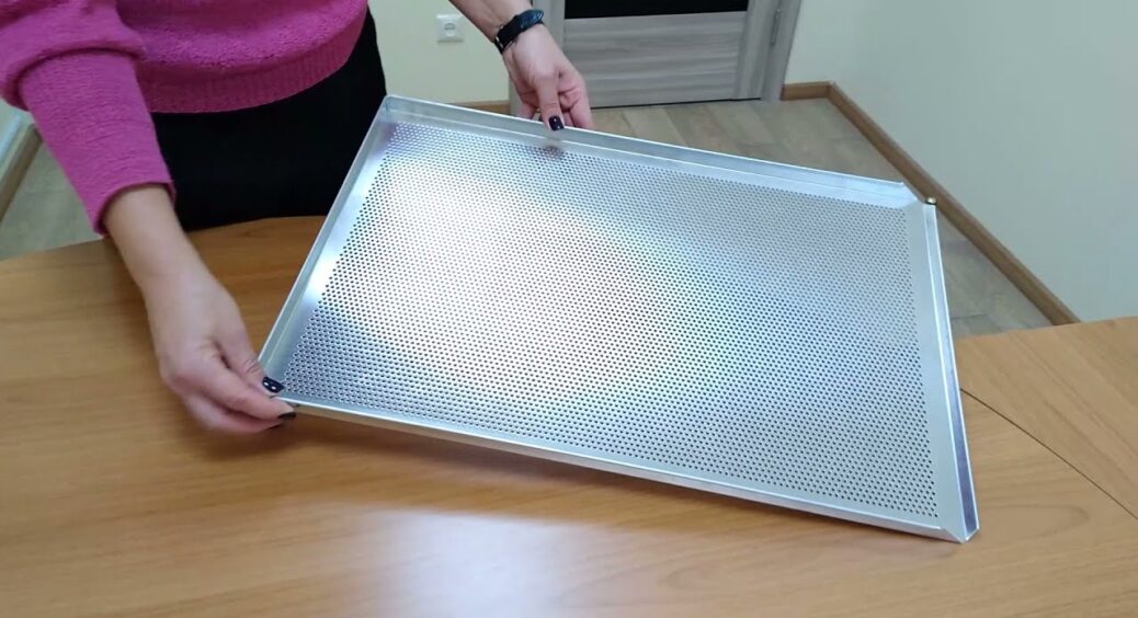 Викладаю шкірку на деко і включаю духовку: через 30 хвилин все сяє чистотою, як у перший день покупки 