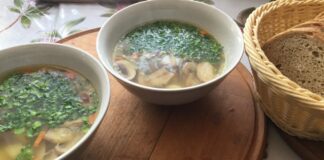 Кулінар розповів, як швидко зробити грибну юшку з квасолею