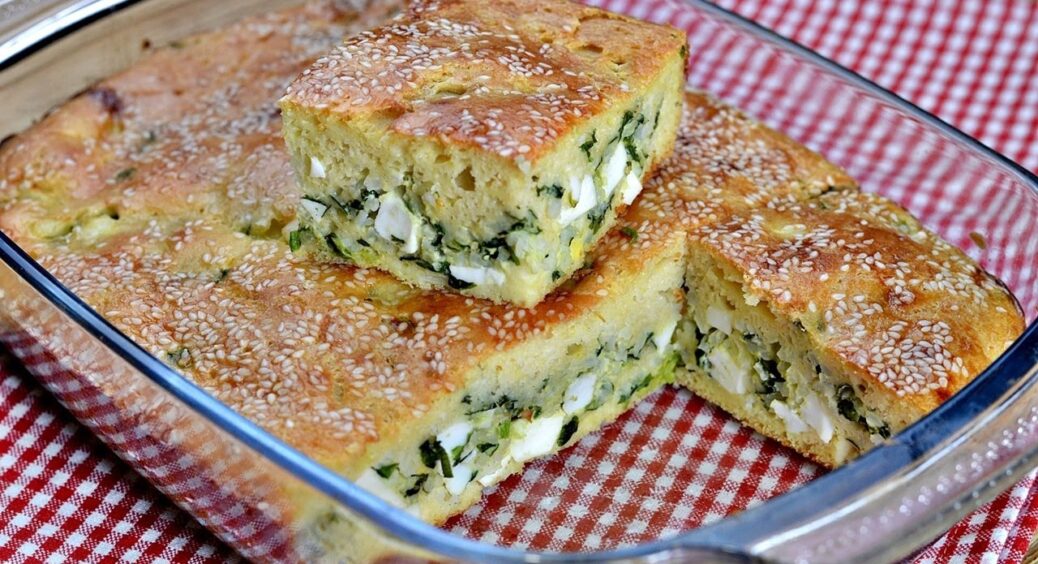 Готуйте одразу дві штуки, бо смакує неперевершено: рецепт пирога на кефірі з зеленою цибулькою та яйцем 