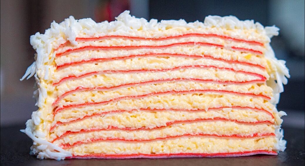 Просто розгортаю крабові палички і за 10 хвилин збираю торт: яскраво, смачно та святково. Гості у захваті 