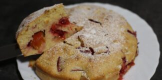 Шеф-кухар розповів, як смачно приготувати бісквітний пиріг із фруктами