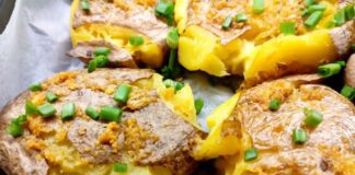 Кухар розповів, навіщо до картоплі додавати соус з огірків: диво-рецепт