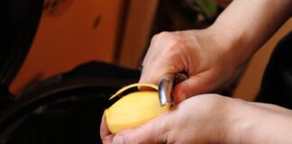 Як швидко та без зайвого клопоту очистити картоплю 