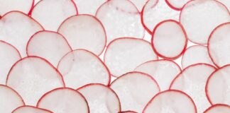 Господині показали рецепт смачного салату із редисом 