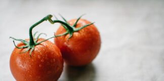 Що додати в лунку до помідорів